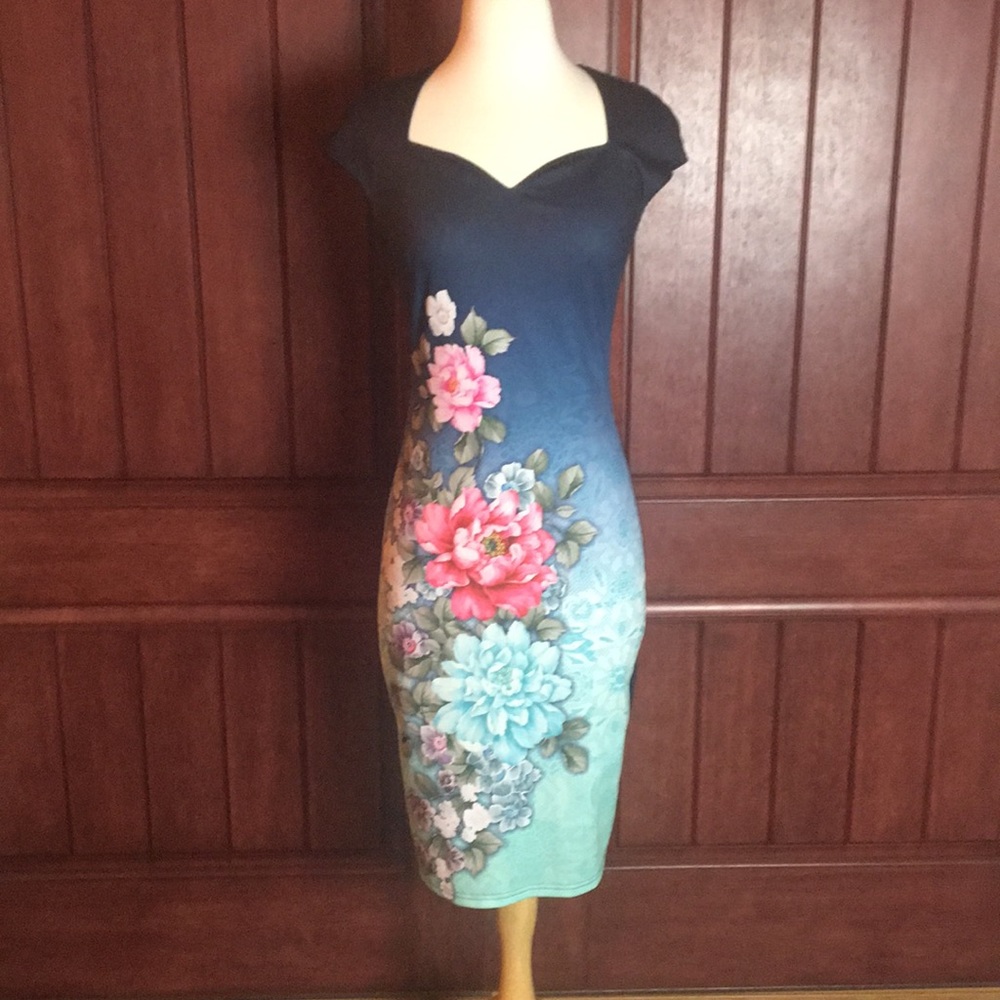Shaped formal Vfamage dress with floral detail